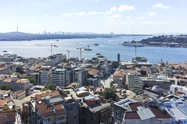 İSTANBUL, TURKEY - 27 Temmuz 2019: Galata Kulesi 'nden İstanbul, Türkiye' ye panoramik manzara
