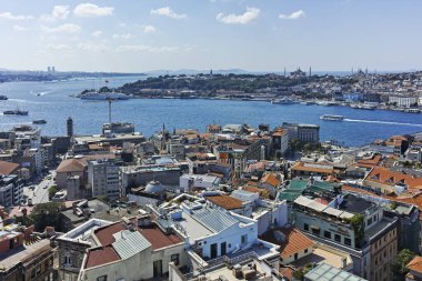 İSTANBUL, TURKEY - 27 Temmuz 2019: Galata Kulesi 'nden İstanbul, Türkiye' ye panoramik manzara
