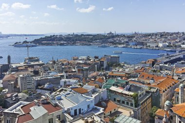 İSTANBUL, TURKEY - 27 Temmuz 2019: Galata Kulesi 'nden İstanbul, Türkiye' ye panoramik manzara