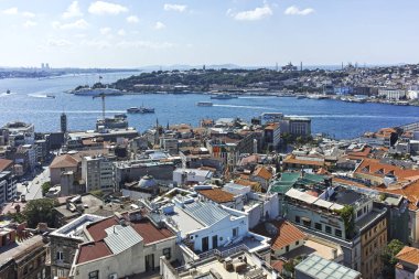 İSTANBUL, TURKEY - 27 Temmuz 2019: Galata Kulesi 'nden İstanbul, Türkiye' ye panoramik manzara