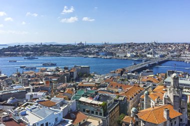 İSTANBUL, TURKEY - 27 Temmuz 2019: Galata Kulesi 'nden İstanbul, Türkiye' ye panoramik manzara