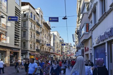 İSTANBUL, TURKEY - 26 Temmuz 2019: İstanbul, Türkiye şehir merkezinde Taksim Meydanı yakınlarındaki İstiklal alışveriş yaya yolu