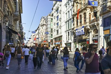 İSTANBUL, TURKEY - 26 Temmuz 2019: İstanbul, Türkiye şehir merkezinde Taksim Meydanı yakınlarındaki İstiklal alışveriş yaya yolu