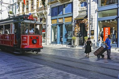 İSTANBUL, TURKEY - 26 Temmuz 2019: İstanbul, Türkiye şehir merkezinde Taksim Meydanı yakınlarındaki İstiklal alışveriş yaya yolu