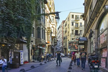 İSTANBUL, TURKEY - 26 Temmuz 2019: İstanbul, Türkiye şehir merkezinde Taksim Meydanı yakınlarındaki İstiklal alışveriş yaya yolu