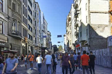 İSTANBUL, TURKEY - 26 Temmuz 2019: İstanbul, Türkiye şehir merkezinde Taksim Meydanı yakınlarındaki İstiklal alışveriş yaya yolu