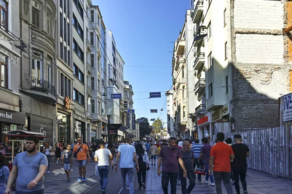 İSTANBUL, TURKEY - 26 Temmuz 2019: İstanbul, Türkiye şehir merkezinde Taksim Meydanı yakınlarındaki İstiklal alışveriş yaya yolu