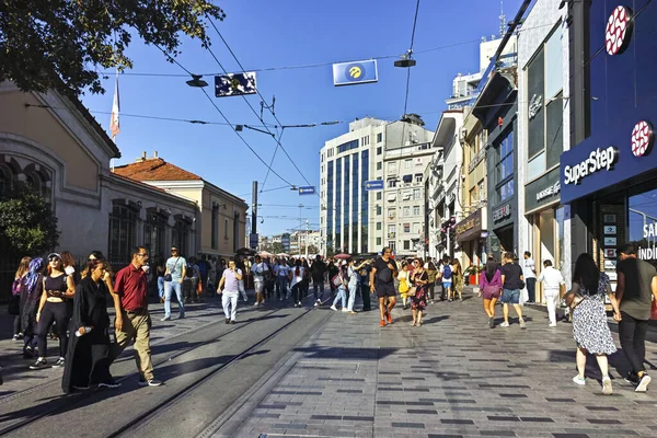 Istanbul Turquía Julio 2019 Istiklal Shopping Peestrian Street Taksim Square — Foto de Stock