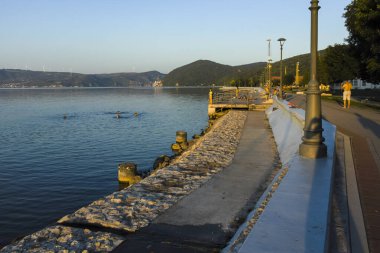 GOLUBAC, SERBIA - 11 Ağustos 2019: Sırbistan 'ın Golubac kentinden geçen Tuna Nehri' nin şaşırtıcı Günbatımı manzarası