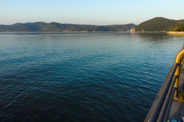GOLUBAC, SERBIA - 11 Ağustos 2019: Sırbistan 'ın Golubac kentinden geçen Tuna Nehri' nin şaşırtıcı Günbatımı manzarası