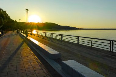 GOLUBAC, SERBIA - 11 Ağustos 2019: Sırbistan 'ın Golubac kentinden geçen Tuna Nehri' nin şaşırtıcı Günbatımı manzarası