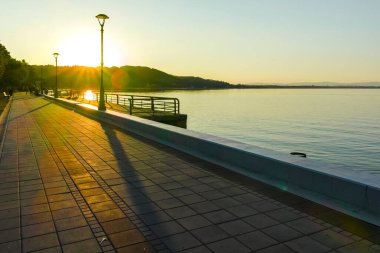 GOLUBAC, SERBIA - 11 Ağustos 2019: Sırbistan 'ın Golubac kentinden geçen Tuna Nehri' nin şaşırtıcı Günbatımı manzarası