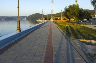 GOLUBAC, SERBIA - 11 Ağustos 2019: Sırbistan 'ın Golubac kentinden geçen Tuna Nehri' nin şaşırtıcı Günbatımı manzarası