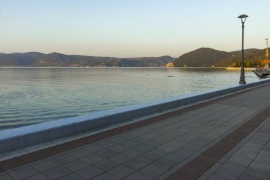 GOLUBAC, SERBIA - 11 Ağustos 2019: Sırbistan 'ın Golubac kentinden geçen Tuna Nehri' nin şaşırtıcı Günbatımı manzarası