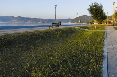 GOLUBAC, SERBIA - 11 Ağustos 2019: Sırbistan 'ın Golubac kentinden geçen Tuna Nehri' nin şaşırtıcı Günbatımı manzarası