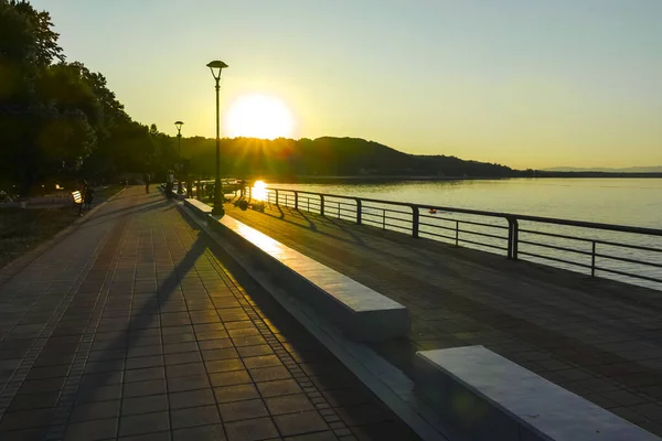 ゴルバツ セルビア 2019年8月11日 セルビア ゴルバツの町を流れるドナウ川の素晴らしい夕日 — ストック写真