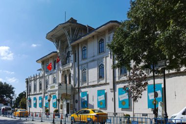 İSTANBUL, TURKEY - 26 Temmuz 2019: İstanbul 'un Laleli ilçesindeki Tipik Bina ve Sokak
