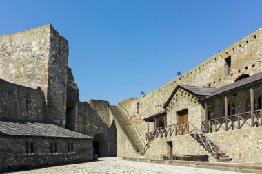 SMEDEREVO, SERBIA - 12 Ağustos 2019: Sırbistan 'ın Smederevo kentindeki Tuna Nehri kıyısındaki Smederevo Kalesi kalıntıları