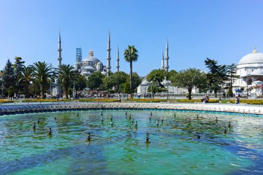 İSTANBUL, TURKEY - 26 Temmuz 2019: İstanbul 'daki Sultan Ahmed Meydanı ve Mavi Cami Panoraması