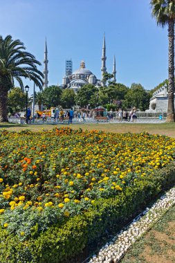 İSTANBUL, TURKEY - 26 Temmuz 2019: İstanbul 'daki Sultan Ahmed Meydanı ve Mavi Cami Panoraması