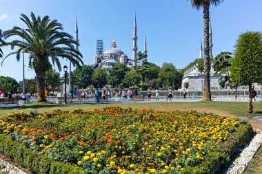 İSTANBUL, TURKEY - 26 Temmuz 2019: İstanbul 'daki Sultan Ahmed Meydanı ve Mavi Cami Panoraması