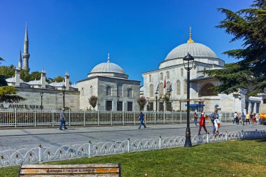 İSTANBUL, TURKEY - 26 Temmuz 2019: İstanbul 'daki Sultan Ahmed Meydanı ve Mavi Cami Panoraması