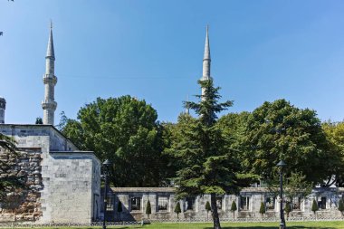 İSTANBUL, TURKEY - 26 Temmuz 2019: İstanbul 'daki Sultan Ahmed Meydanı ve Mavi Cami Panoraması