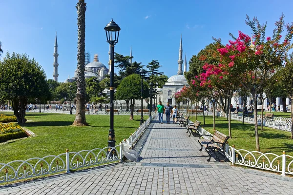İSTANBUL, TURKEY - 26 Temmuz 2019: İstanbul 'daki Sultan Ahmed Meydanı ve Mavi Cami Panoraması