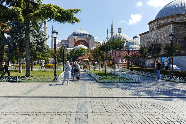 トルコのイスタンブール 2019年7月26日 トルコのイスタンブールにあるハギア ソフィア美術館とスルタン アーメド広場 — ストック写真