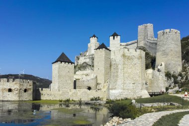GOLUBAC, SERBIA - 11 Ağustos 2019: Golubac Kalesi - Sırbistan 'ın Tuna Nehri' nin güney tarafındaki ortaçağ güçlendirilmiş kasaba
