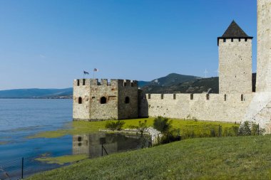 GOLUBAC, SERBIA - 11 Ağustos 2019: Golubac Kalesi - Sırbistan 'ın Tuna Nehri' nin güney tarafındaki ortaçağ güçlendirilmiş kasaba