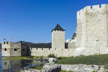 GOLUBAC, SERBIA - 11 Ağustos 2019: Golubac Kalesi - Sırbistan 'ın Tuna Nehri' nin güney tarafındaki ortaçağ güçlendirilmiş kasaba