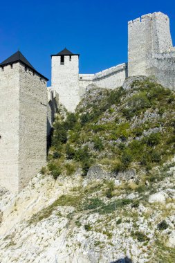 GOLUBAC, SERBIA - 11 Ağustos 2019: Golubac Kalesi - Sırbistan 'ın Tuna Nehri' nin güney tarafındaki ortaçağ güçlendirilmiş kasaba