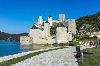 GOLUBAC, SERBIA - 11 Ağustos 2019: Golubac Kalesi - Sırbistan 'ın Tuna Nehri' nin güney tarafındaki ortaçağ güçlendirilmiş kasaba