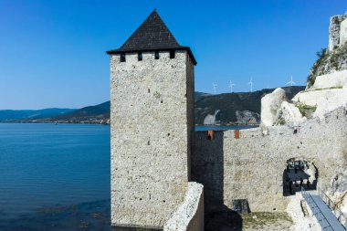 GOLUBAC, SERBIA - 11 Ağustos 2019: Golubac Kalesi - Sırbistan 'ın Tuna Nehri' nin güney tarafındaki ortaçağ güçlendirilmiş kasaba