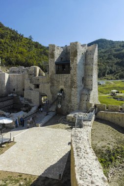 GOLUBAC, SERBIA - 11 Ağustos 2019: Golubac Kalesi - Sırbistan 'ın Tuna Nehri' nin güney tarafındaki ortaçağ güçlendirilmiş kasaba