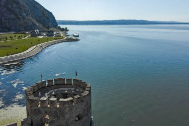 GOLUBAC, SERBIA - 11 Ağustos 2019: Golubac Kalesi - Sırbistan 'ın Tuna Nehri' nin güney tarafındaki ortaçağ güçlendirilmiş kasaba