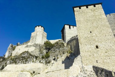 GOLUBAC, SERBIA - 11 Ağustos 2019: Golubac Kalesi - Sırbistan 'ın Tuna Nehri' nin güney tarafındaki ortaçağ güçlendirilmiş kasaba
