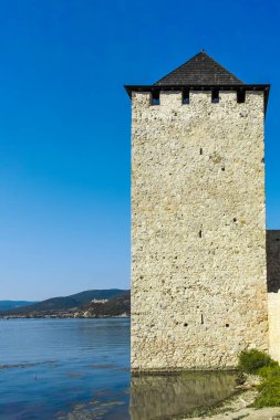 GOLUBAC, SERBIA - 11 Ağustos 2019: Golubac Kalesi - Sırbistan 'ın Tuna Nehri' nin güney tarafındaki ortaçağ güçlendirilmiş kasaba