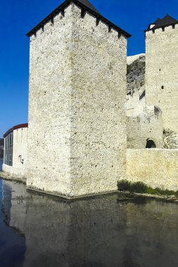GOLUBAC, SERBIA - 11 Ağustos 2019: Golubac Kalesi - Sırbistan 'ın Tuna Nehri' nin güney tarafındaki ortaçağ güçlendirilmiş kasaba