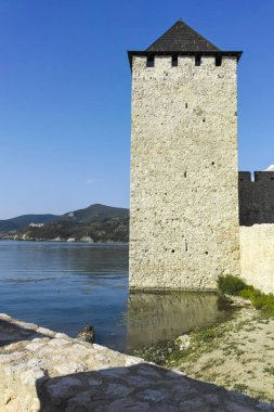 GOLUBAC, SERBIA - 11 Ağustos 2019: Golubac Kalesi - Sırbistan 'ın Tuna Nehri' nin güney tarafındaki ortaçağ güçlendirilmiş kasaba