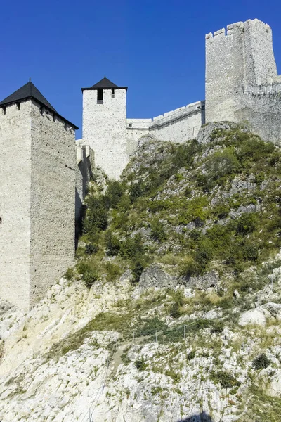 Golubac Serbia Agosto 2019 Fortaleza Golubac Ciudad Fortificada Medieval Lado —  Fotos de Stock