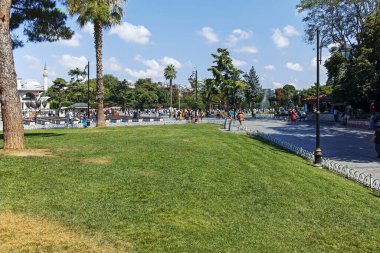 İSTANBUL, TURKEY - 26 Temmuz 2019: İstanbul 'daki Sultan Ahmet Meydanı ve Mavi Cami Panoraması