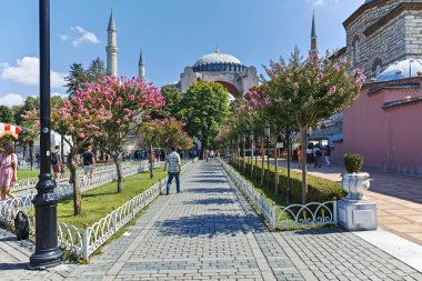 İSTANBUL, TURKEY - 26 Temmuz 2019: Ayasofya Müzesi ve İstanbul, Türkiye 'deki Sultan Ahmed Meydanı