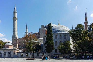 İSTANBUL, TURKEY - 26 Temmuz 2019: Ayasofya Müzesi ve İstanbul, Türkiye 'deki Sultan Ahmed Meydanı