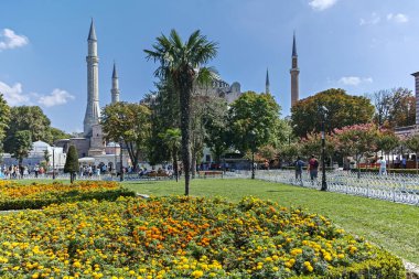 İSTANBUL, TURKEY - 26 Temmuz 2019: Ayasofya Müzesi ve İstanbul, Türkiye 'deki Sultan Ahmed Meydanı