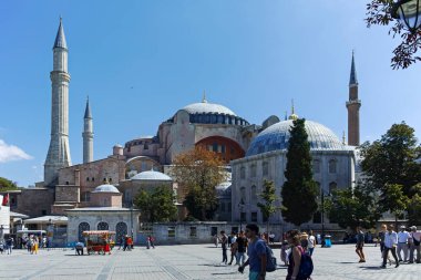 İSTANBUL, TURKEY - 26 Temmuz 2019: Ayasofya Müzesi ve İstanbul, Türkiye 'deki Sultan Ahmed Meydanı