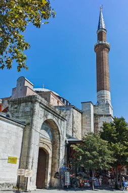 İSTANBUL, TURKEY - 26 Temmuz 2019: Ayasofya Müzesi ve İstanbul, Türkiye 'deki Sultan Ahmed Meydanı