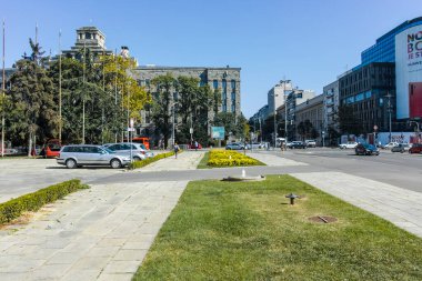 BELGRAD, SERBIA - 12 Ağustos 2019: Sırbistan 'ın başkenti Belgrad' daki Ulusal Meclis 'in önüne park edin