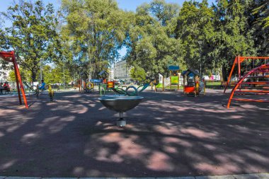 BELGRAD, SERBIA - 12 Ağustos 2019: Sırbistan 'ın başkenti Belgrad' daki Ulusal Meclis 'in önüne park edin